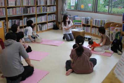 ちいさなおはなし会の様子