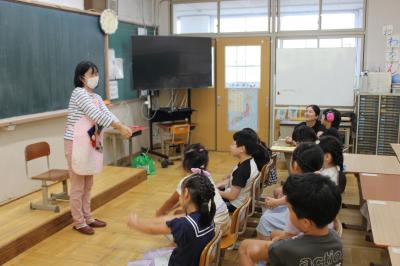 出張読み聞かせの様子