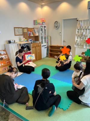 すくすくみなみでの読み聞かせの様子