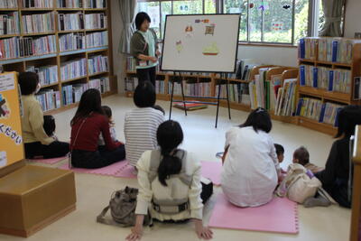 ちいさなおはなし会の様子