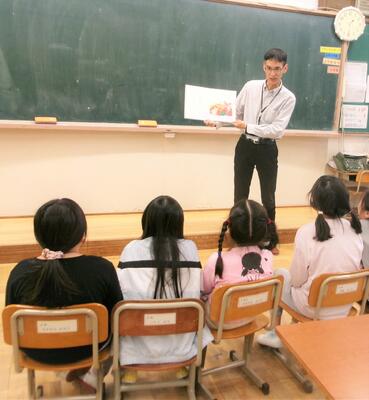 出張読み聞かせの様子