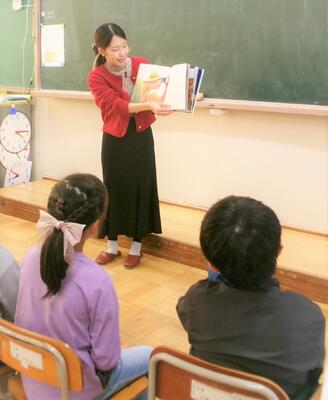 出張読み聞かせの様子