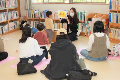 ちいさなおはなし会の様子