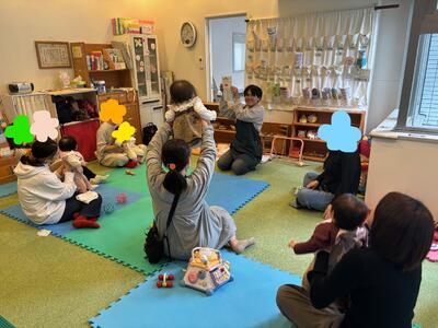 すくすくみなみでの読み聞かせの様子