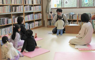 ちいさなおはなし会の様子