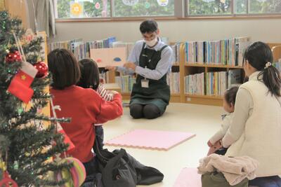 ちいさなおはなし会の様子