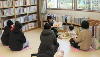 ちいさなおはなし会の様子