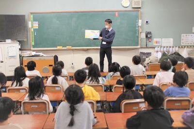 出張読み聞かせの様子