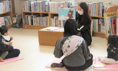 ちいさなおはなし会の様子