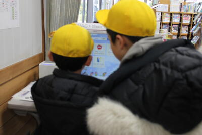 図書館見学の様子