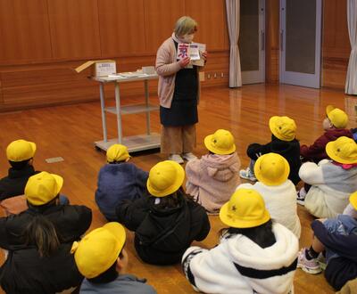 図書館見学の様子