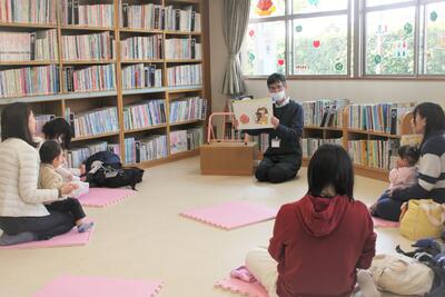 ちいさなおはなし会の様子