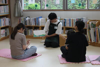 ちいさなおはなし会の様子