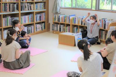 ちいさなおはなし会の様子