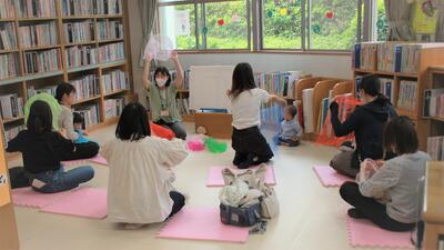 ちいさなおはなし会の様子
