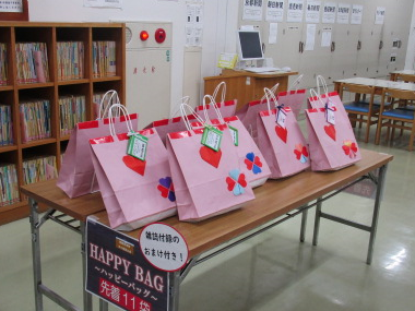 机の上にピンク色の袋が多数並べられている写真。