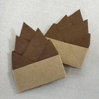 折り紙で作った二つのタケノコの写真
