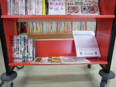 本を載せたカートの写真。「環境にいいことしてますか？」という掲示がなされています。