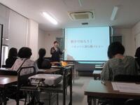 参加者の皆さまの前でスライドを示しながらお話をされる千原弁護士