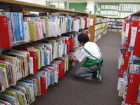 本を書架に戻しているところ