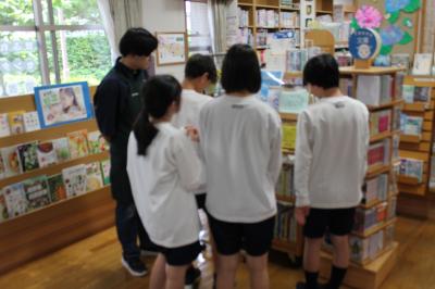 おすすめ本のPOPを展示している様子