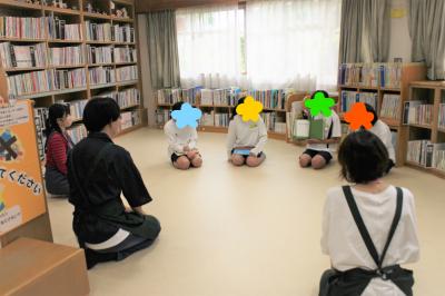 絵本の読み聞かせの様子